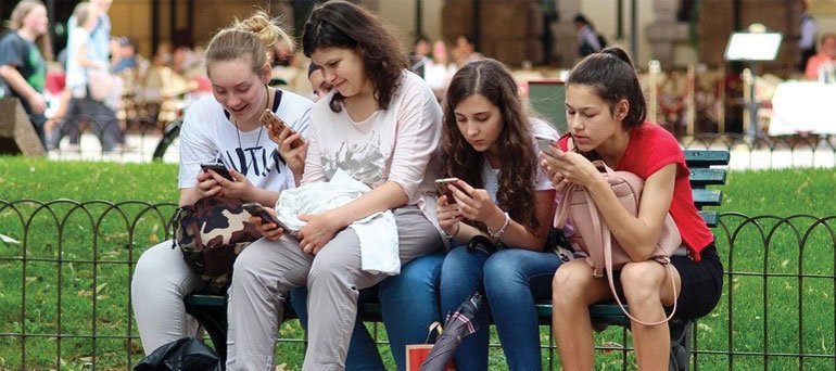 6 POSITIVE AND NEGATIVE INFLUENCES OF SOCIAL MEDIA ON TEENAGERS