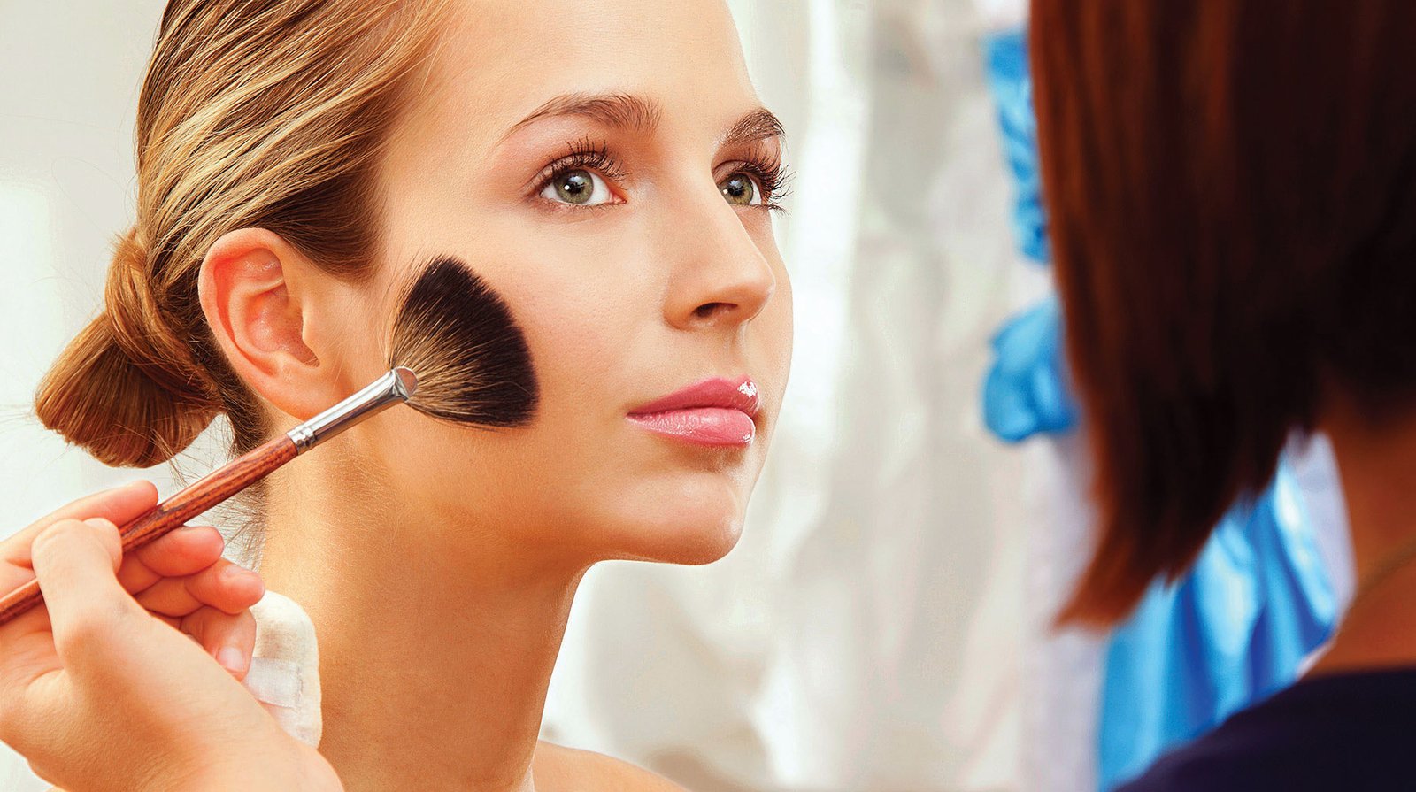 8 EASY MAKEUP TRICKS TO SLIM YOUR FACE