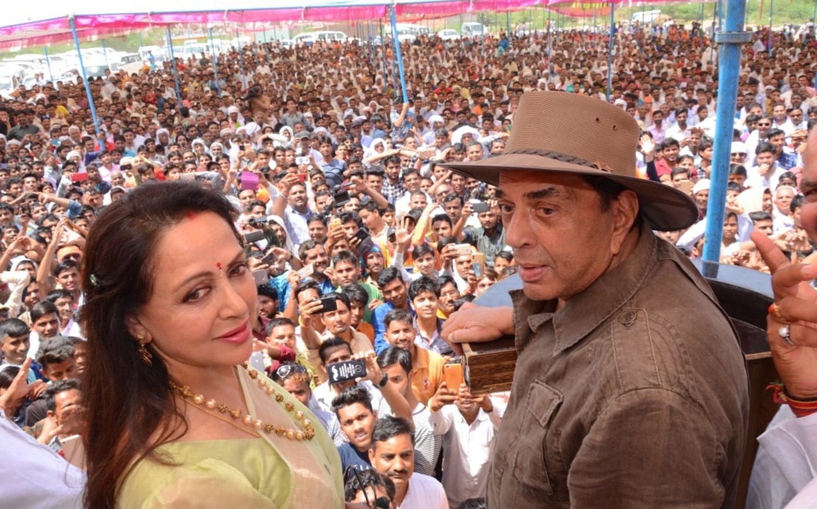 Dharmendra apologises for trolling Hema Malini
