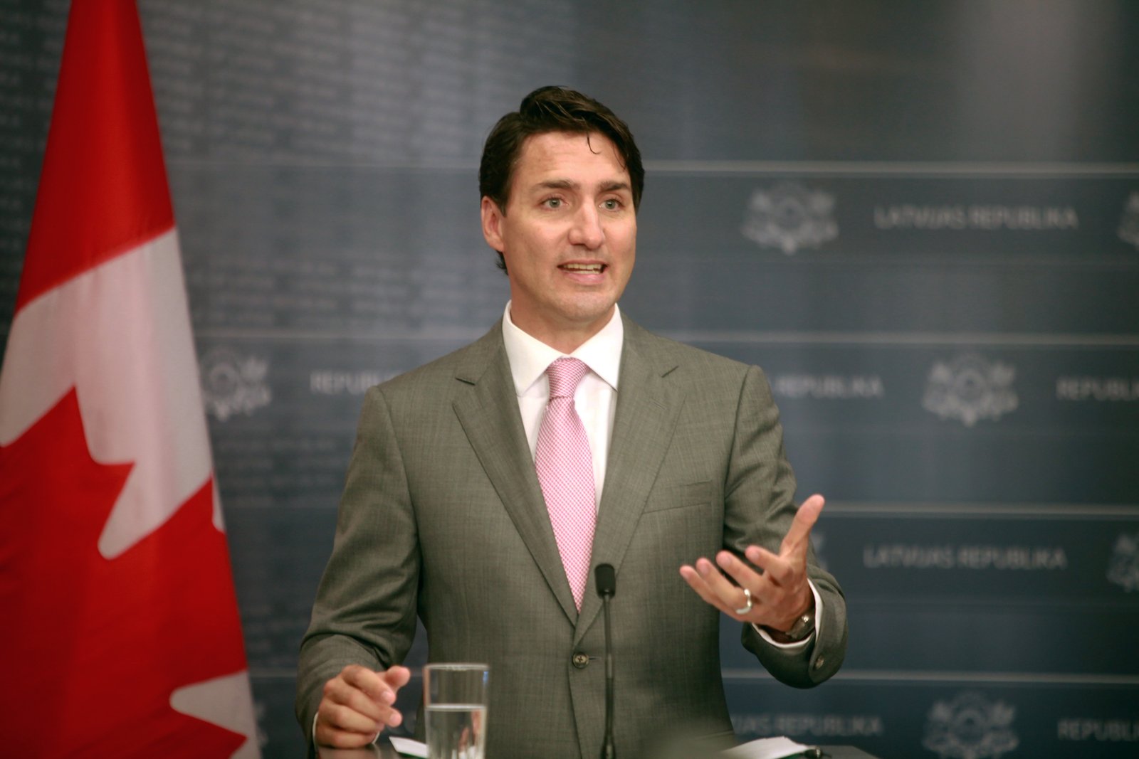 Trudeau's blackface images erode public support