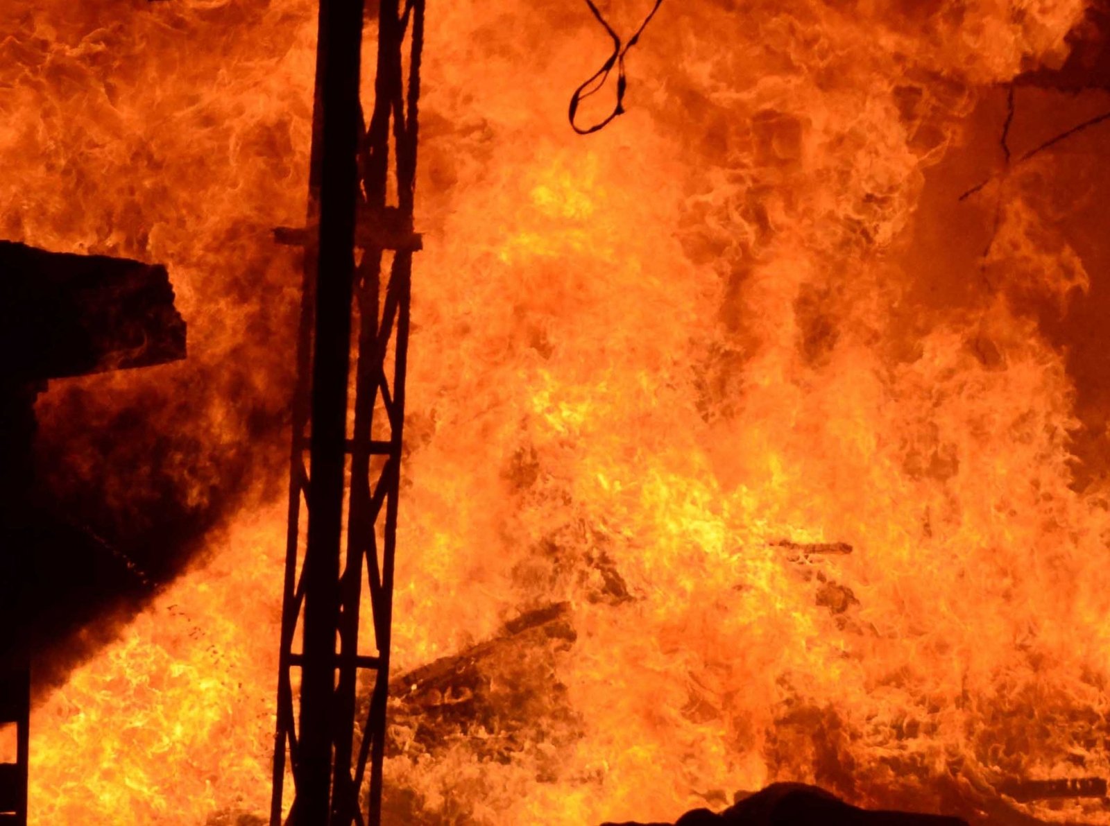 Massive fire engulfs London block of flats