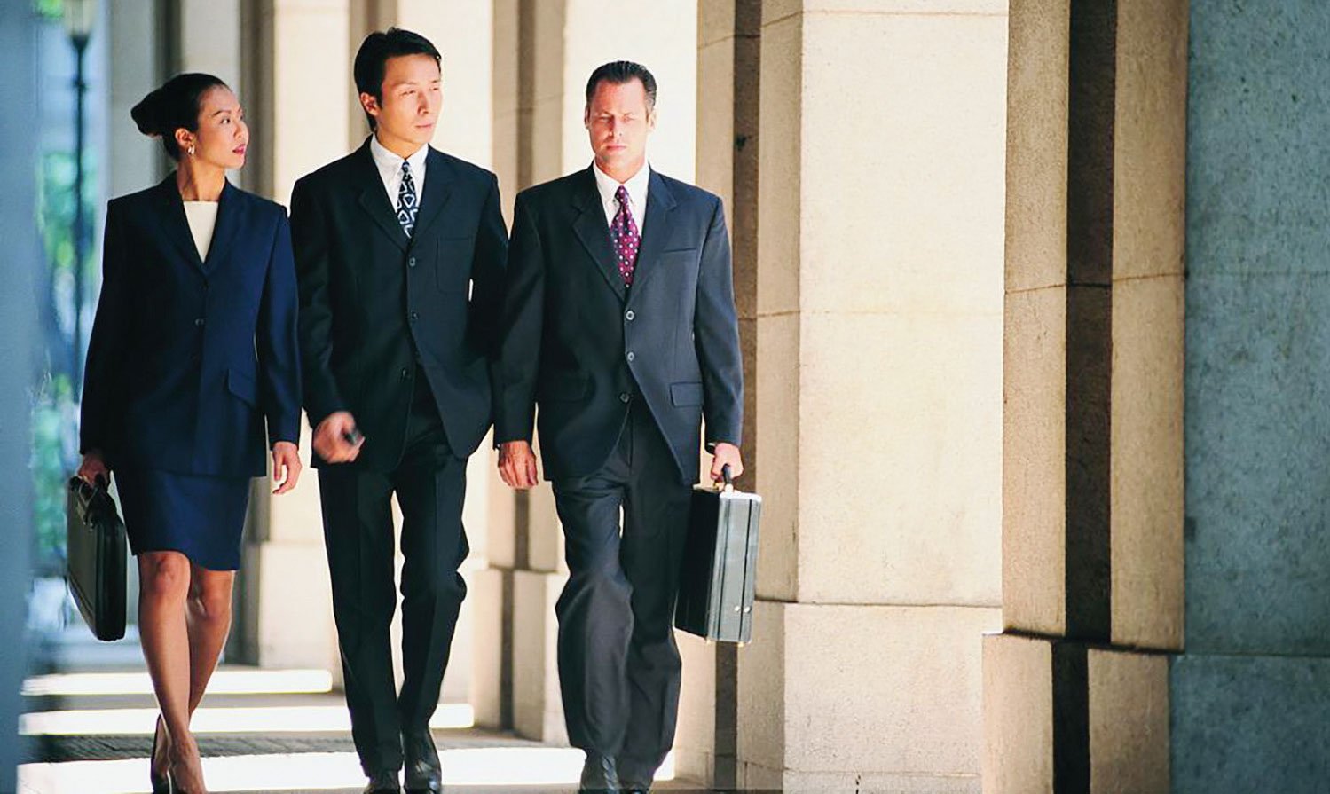 HOW TO DRESS FOR A BUSINESS MEETING. YES, SERIOUSLY